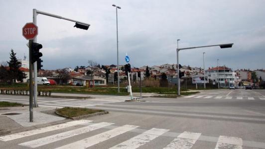 Příklad semaforů v Chorvatsku na nově stavěných silničních úsecích.